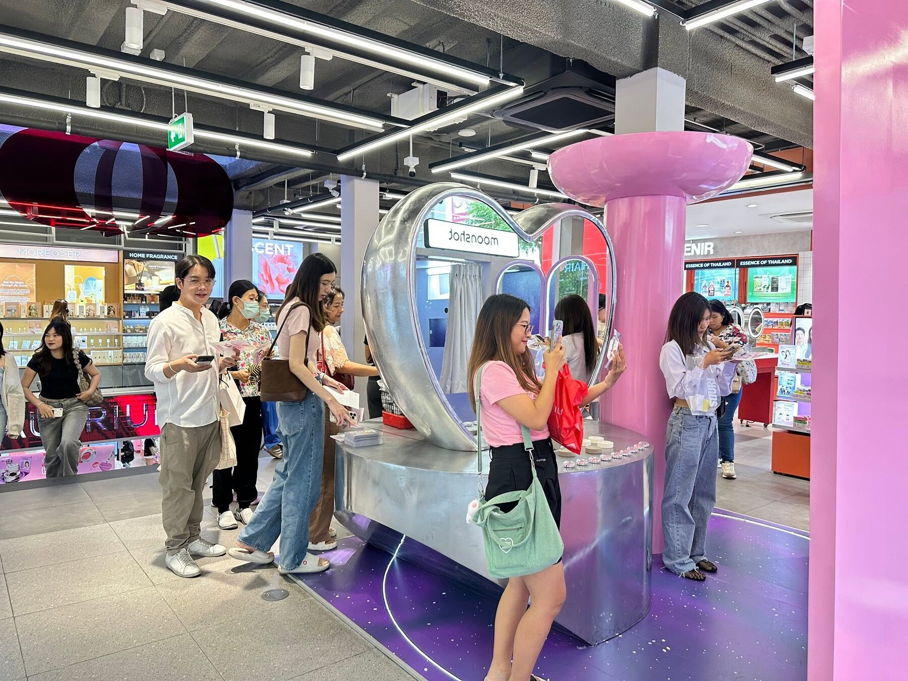 บรรยากาศกิจกรรมภายในบูธ Moonshot