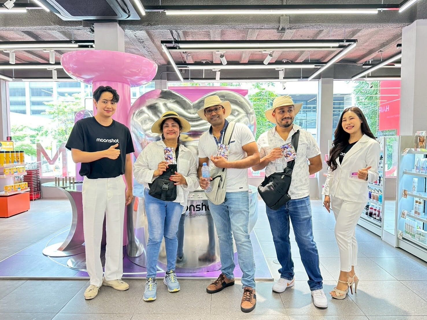 ทีมงานดำเนินกิจกรรมภายใต้แบรนด์ Moonshot
