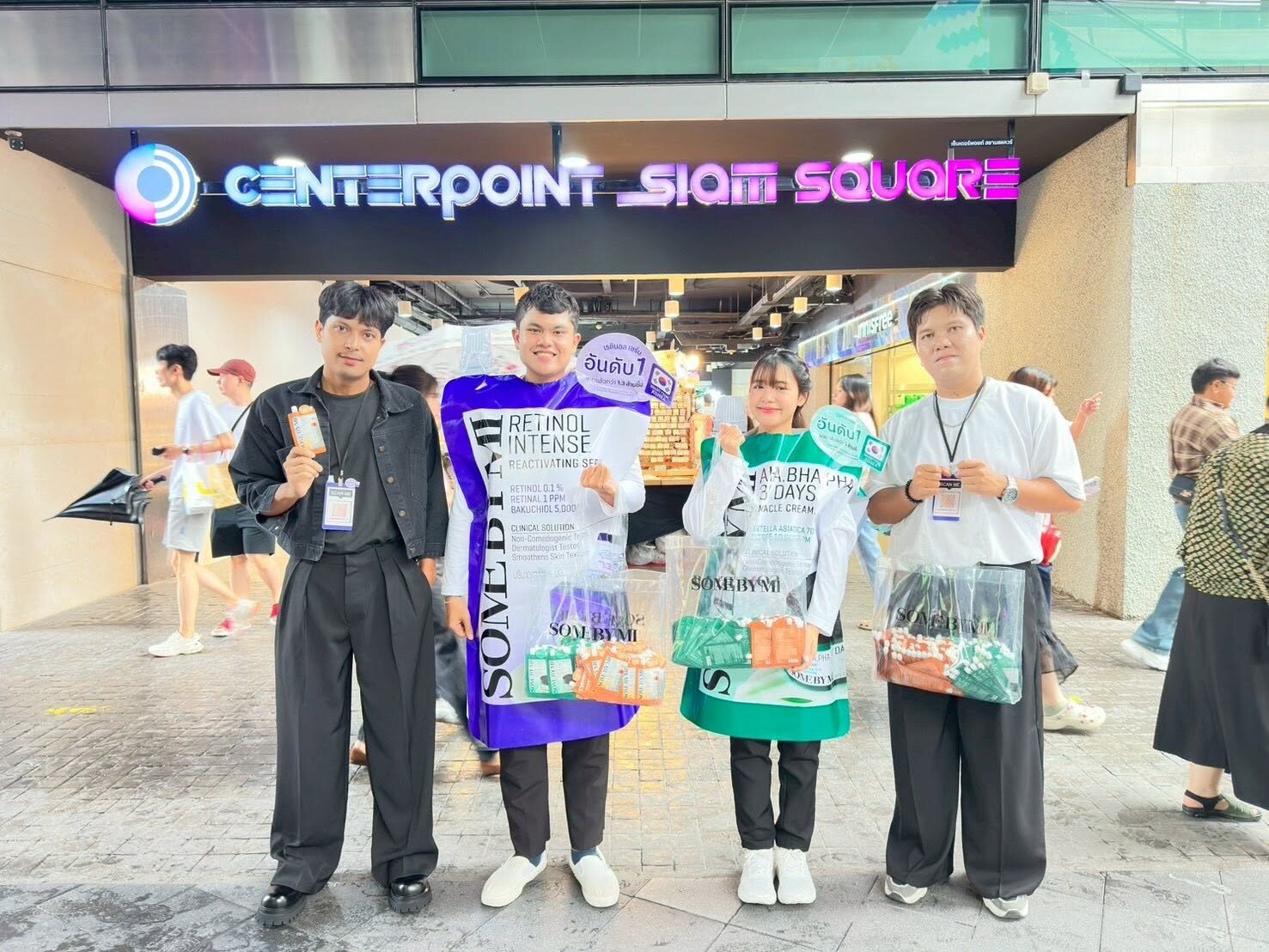 กิจกรรมแจกผลิตภัณฑ์ทดลอง SOME BY MI บริเวณสยามเซ็นเตอร์